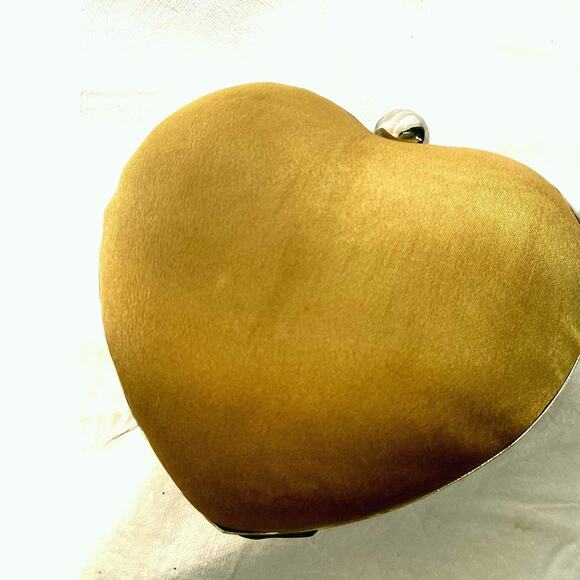 Vintage heart shaped gold satin clutch evening bag with kiss lock Formal handbag - Picture 2 of 11
